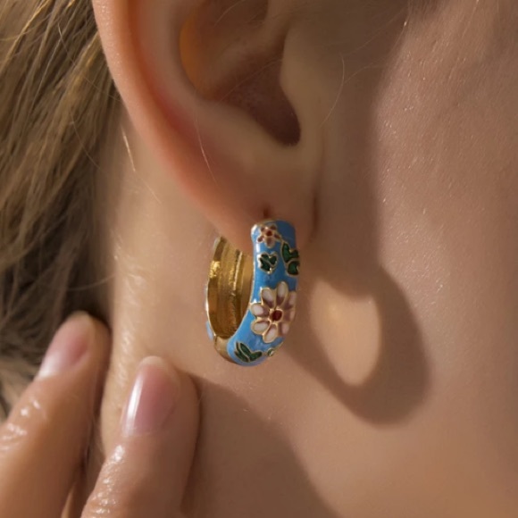 💙Insta enamel flower hoop earrings - Picture 3 of 4